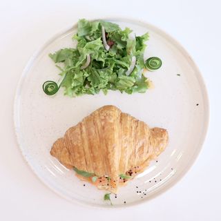 Круассан с семгой 