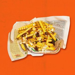 Patatas fritas con salsa mayo smoked y bacon crispy