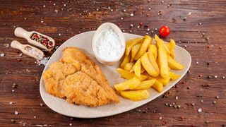 Șnițel în panadă clasică cu cartofi