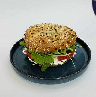 Bajgiel z twarożkiem