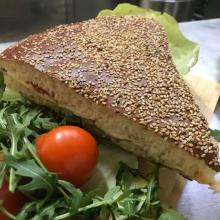 Schiacciata con pomodoro, mozzarella, prosciutto cotto e insalata