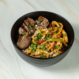 ლაფშა საქონლით და არაქისის სოუსით