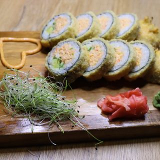 Futomaki sałatka z paluszków krabowych w tempurze