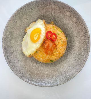 Riso fritto con uova, verdure e kimchi