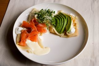 Млинці з лососем та сирним соусом (290г)