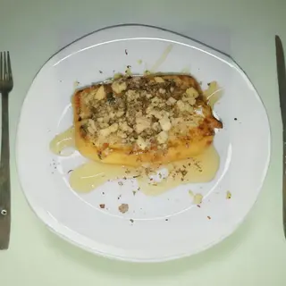 Запечено сирене с мед и орехи