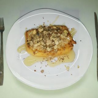 Запечено сирене с мед и орехи