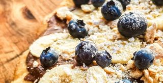 Langos cu fineti, banane si fructe de padure 