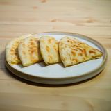 ტაფის ხაჭაპური სულგუნით და კარაქით