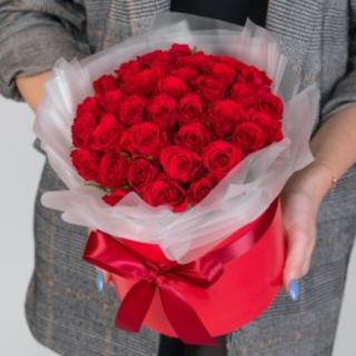 Cutie cu trandafiri roșii