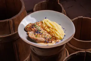 Куряче філе під сирним соусом з картопляним пюре (150/180/60 г)