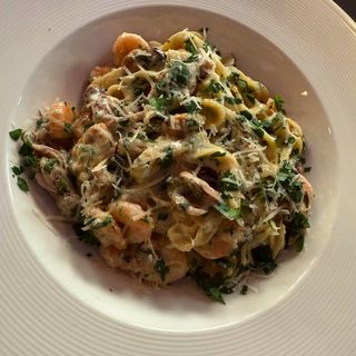 Makaron z owocami morza w sosie śmietanowym 