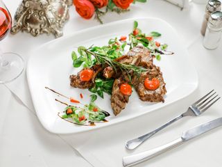 Cotlete de berbecuț cu cartofi taranesti