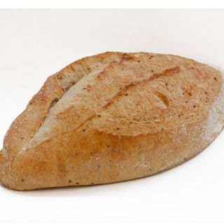 Pan artesano con masa de pollo y cebolla caramelizada 