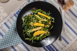 Salata cu mango si avocado 