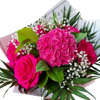 Buchet 4 trandafiri si hortensie