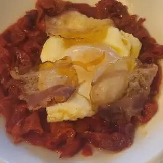 Huevito De Corral Sobre una Base de Pimientos Asados a la Leña