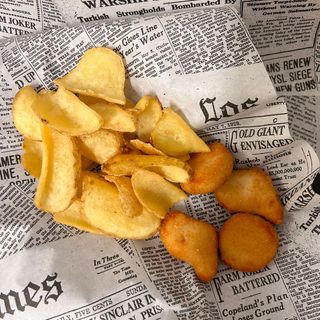 Menù kids nuggets -servito con patate dippers