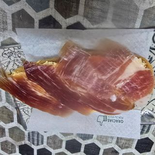 Media chapata con hummus de pimiento de piquillo y jamón ibérico 