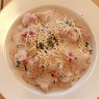 Domaći njoki od cikle i krumpira u umaku od indijskog oraha i špinatom