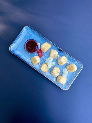 Brânză brie cu sos de fructe de pădure