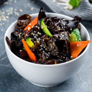 Салата от китайски черни и бели гъби (300г)