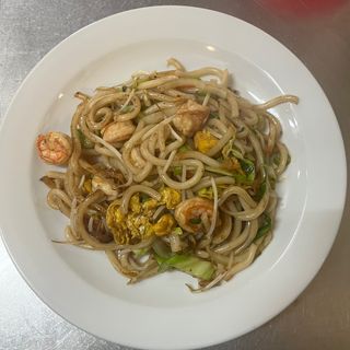 162. Udon saltato con gamberi e verdure