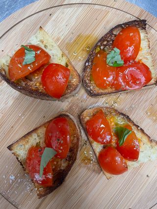 Pane di semola LM tostato con pomodoro, basilico, origano