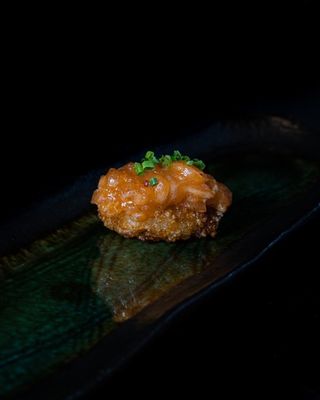 Crujiente con tartar de salmón