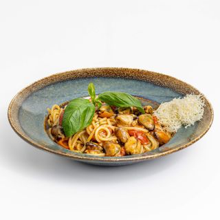 Spaghetti s vongolama i cherry rajčicama