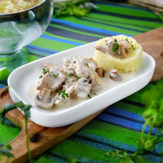 Бефстроганов з куркою та грибами