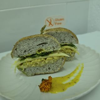 Bocadillo De Pollo Miel Y Mostaza