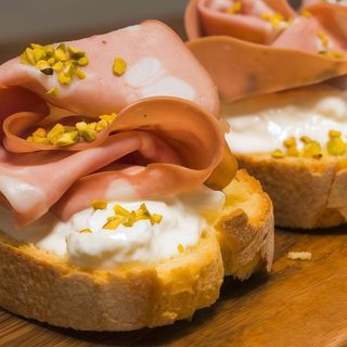 Bruchetta MORTADELLA E CACIOCAVALLO