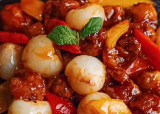 6. Bocconcini di maiale fritto in agrodolce con litchi