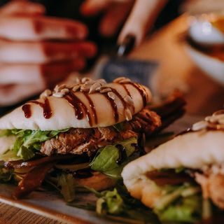 Bułeczki Bao z łososiem w tempurze