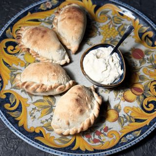 Pierogi z serem, pomidorem, ogórkiem i pieczarkami