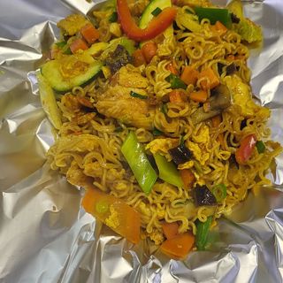 Makaron z kurczakiem i warzywami