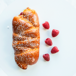 Булочка з малиною