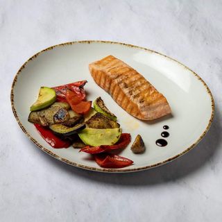 Losos na žaru sa grilovanim povrćem healthy