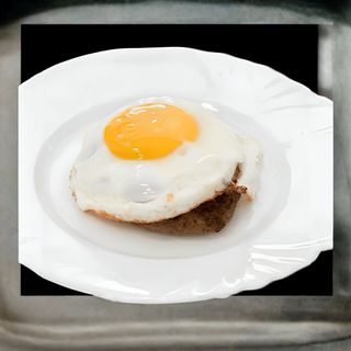 Бифштекс с яйцом