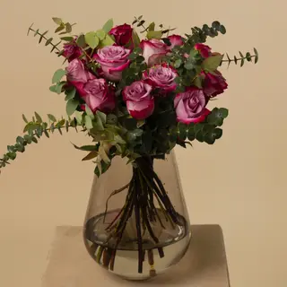 Ramo de 12 rosas deep purple con verdes variados