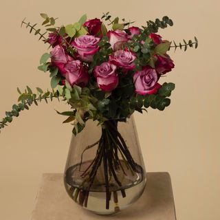 Ramo de 12 rosas deep purple con verdes variados