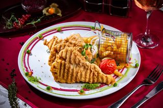 Snitel din piept de pasare cu cartofi prajiti