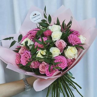 Buchet trandafiri roz si albi