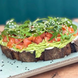 Тост з лососем, авокадо та крем сиром