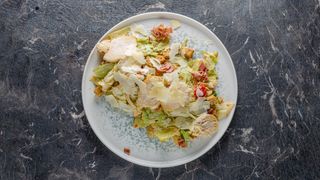 Салата Цезар с с гриловано крехко пилешко филе и свежи листа Романа