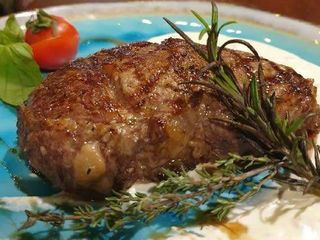 Стейк із телятини Нью Йорк з соусом "Дор Блю". (300/75g)