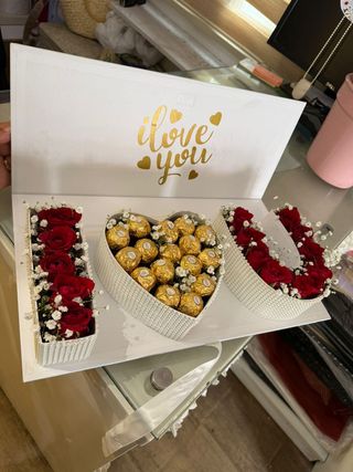 Box D'amour Avec Chocolat Fleurs Rouge