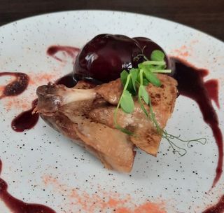 Качина ніжка з персиком та соусом "Глінтвейн" (380г)