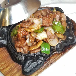 Ternera con ajo sobre bandeja quemada